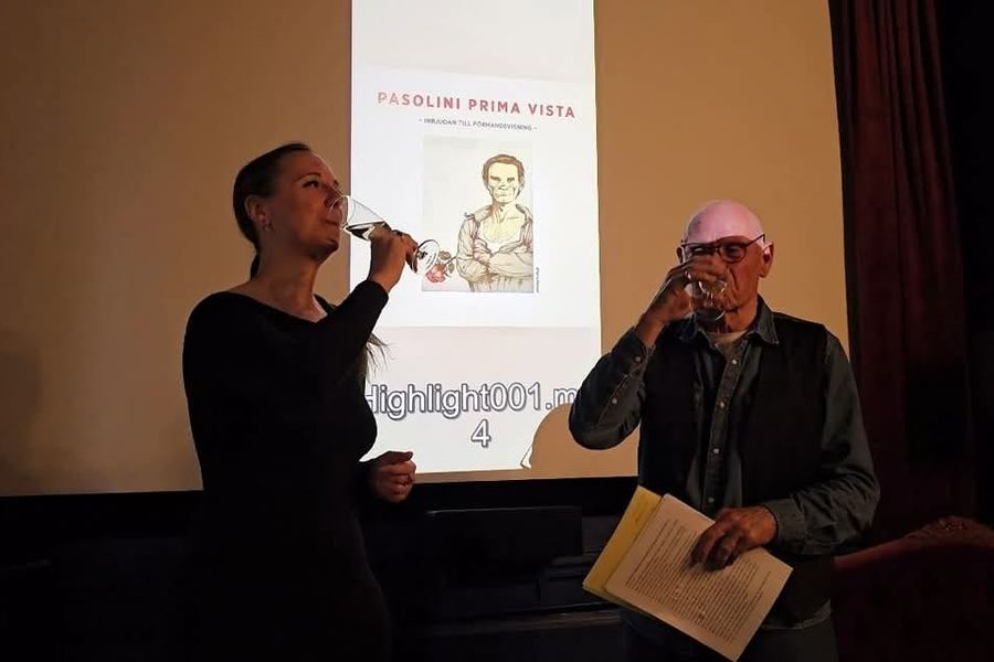 En filmare presenterar sin film framför duken